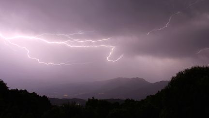 Des fortes pluies et des orages sont attendus, vendredi 3 octobre, sur le pays Basque et le sud des Landes. (PASCAL POCHARD-CASABIANCA / AFP)