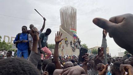 L'armée et des habitants de Niamey ont apporté leur soutien aux militaires putschistes qui séquestrent le président nigérien Mohamed Bazoum. (AFP)