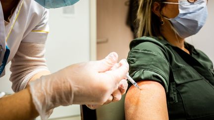 Une femme se fait vacciner, le 22 janvier 2021 à Villelongue Del Monts (Pyrénées-Orientales). (JEAN-CHRISTOPHE MILHET / HANS LUCAS / AFP)