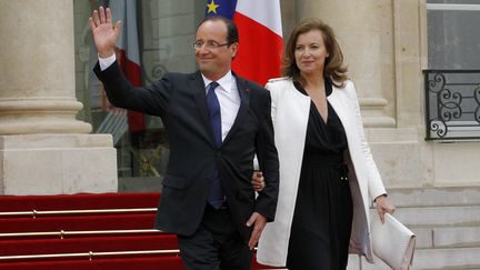 Le pr&eacute;sident Fran&ccedil;ois Hollande aux c&ocirc;t&eacute;s de Val&eacute;rie Trierweiler &agrave; l'Elys&eacute;e, le 15 mai 2012. (PATRICK KOVARIK / AFP)