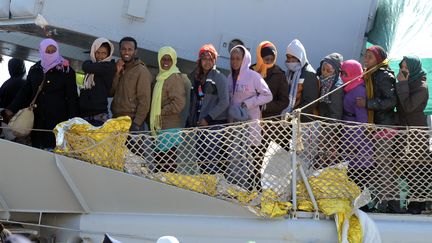 A bateau transportant des migrants arrive dans le port de Messine (Italie), le 18 avril 2015. (GIOVANNI ISOLINO / AFP)