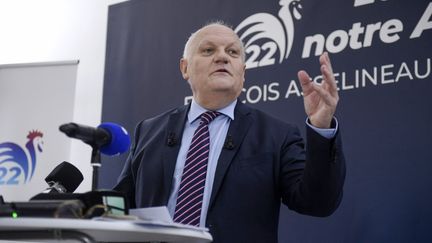 François Asselineau, lors de la présentation de son programme au siège de l'UPR le 19 octobre 2021. (JULIEN DE ROSA / AFP)