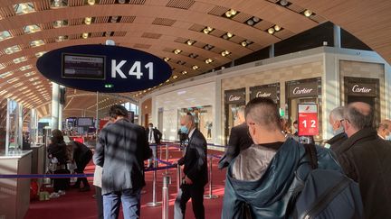 À l'embarquement d'un des premiers avions en direction des État-Unis, après la réouverture des frontières, à l'aéroport de Roissy-Charles-de-Gaulle lundi 8 novembre . (GRÉGOIRE LECALOT / RADIO FRANCE)