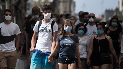 Des passants portent le masque, à Nantes (Loire-Atlantique), le 21 août 2020. (LOIC VENANCE / AFP)