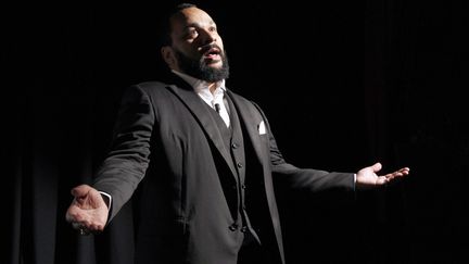 Dieudonn&eacute; le 15 janvier 2012, lors de la pr&eacute;sentation en avant-premi&egrave;re "L'antis&eacute;mite",&nbsp;au th&eacute;&acirc;tre de la Main d'or, &agrave; Paris.&nbsp; (PATRICK KOVARIK / AFP)