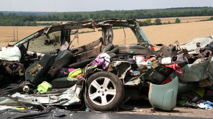 La carcasse d'une voiture apr&egrave;s une collision, le 25 juillet 2014, &agrave; Saulvaux (Meuse). (DJILALI DJAFER / AFP)