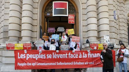 &nbsp; (Des militants de l'organisation altermondialiste Attac bloquent les entrées de la banque près du métro Bourse à Paris © SIPA / AP/Francois Mori)