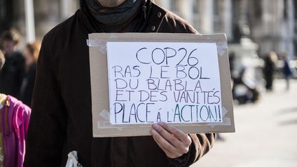 Une pancarte dans la manifestation pour le climat organisée à Paris samedi 6 novembre 2021. (MAGALI COHEN / HANS LUCAS)