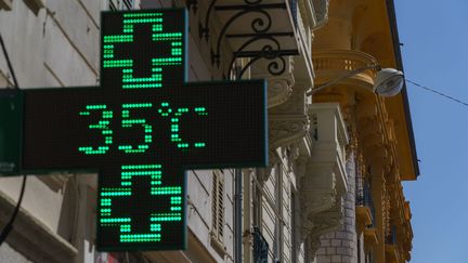 La température s'affiche sur une pharmacie de Nice, le 2 juillet 2021. (GILLES TARGAT / AFP)