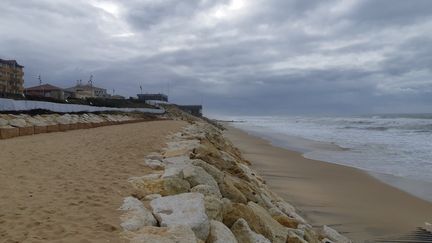 L'enrochement reconstruit après les tempêtes de l'hiver 2013-2014, une bande de sable surélevée a été créée pour conserver un morceau de plage à marée haute. Lacanau (Gironde), le 9 décembre 2020 (JEROME JADOT / FRANCEINFO / RADIO FRANCE)