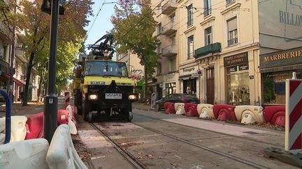 Aidé par ses capteurs lasers intelligents, le véhicule rail route effectue un diagnostic des infrastructures de tramway au sein de l'agglomération grenobloise.