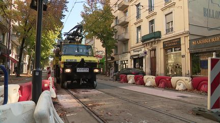 Le véhicule arpente les rails grenoblois à la recherche d'une anomalie potentielle. (France 3 Alpes)