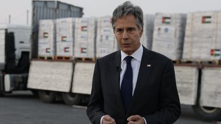 Le secrétaire d'Etat américain, Antony Blinken, s'adresse à la presse, devant un camion transportant de l'aide humanitaire à destination de Gaza, à Amman (Jordanie), le 30 avril 2024. (EVELYN HOCKSTEIN / AFP)