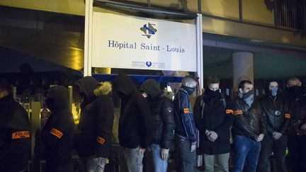 Des policiers rassemblés devant l'hôpital Saint-Louis à Paris le 19 octobre 2016. (GEOFFROY VAN DER HASSELT / AFP)