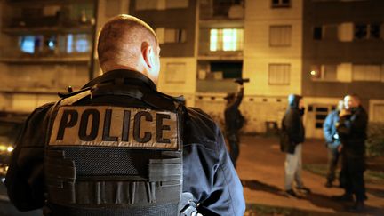 Des policiers interviennent à Sens (Yonne), vendredi 20 novembre 2015. (FRANCOIS NASCIMBENI / AFP)