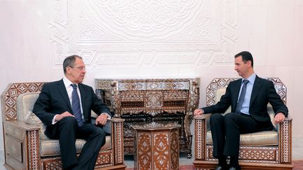 Le pr&eacute;sident syrien Bachar Al-Assad s'entretient avec le ministre des Affaires Etrang&egrave;res russe, Sergue&iuml; Livror, le 7 f&eacute;vrier 2012 &agrave; Damas. (AFP PHOTO / SANA)