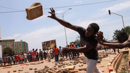 Des manifestants de l'opposition bloquent une artère de la capitale togolaise avec des briques et des pierres le 5 octobre 2017. (Photo AFP/Matteo Fraschini Koffi)