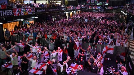 Des supporters anglais à Londres lors du match Angleterre-France de la Coupe du monde 2022. (JUSTIN TALLIS / AFP)