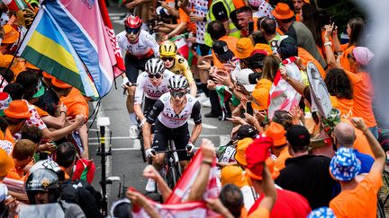 Les coureurs du Tour de France se frayent un passage parmi les spectateurs sur la première étape de l'édition 2023. (MAXPPP)