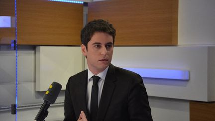 Gabriel Attal dans les studios de franceinfo, le 20 décembre 2017. (JEAN-CHRISTOPHE BOURDILLAT / RADIO FRANCE)