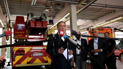 Le candidat de la CDU à la chancellerie, Armin Laschet, visite une caserne de pompiers dans une région inondée, le 15 juillet 2021 à Hagen (Allemagne). (INA FASSBENDER / AFP)