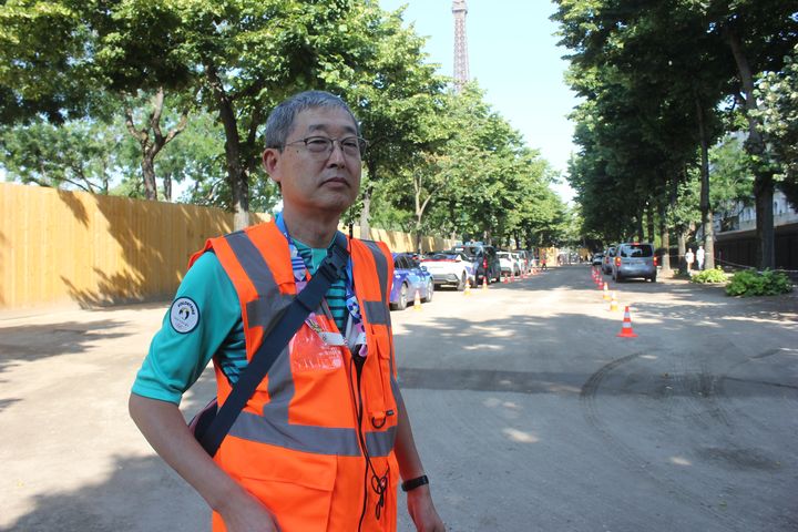 William, bénévole sur le site du Champ-de-Mars, le 29 juillet 2024, à Paris. (CLEMENT PARROT / FRANCEINFO)