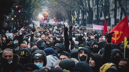 Des&nbsp;manifestants lors de la mobilisation contre la proposition de loi sur la "sécurité globale", le 5 décembre 2020, à Paris. (SAMUEL BOIVIN / NURPHOTO / AFP)