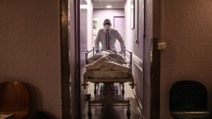 Un employé des pompes funèbres au travail, le 17 avril 2020, à Lyon, pendant l'épidémie de coronavirus. (ANTOINE MERLET / HANS LUCAS / AFP)