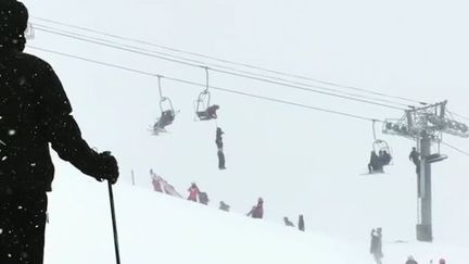 Capture d'écran d'une vidéo postée sur le compte Instagram du funambule professionnel Mickey Wilson montrant le sauvetage d'un skieur dans la station d'Arapahoe Basin (Colorado, Etats-Unis). (INSTAGRAM / MICKEY WILSON)