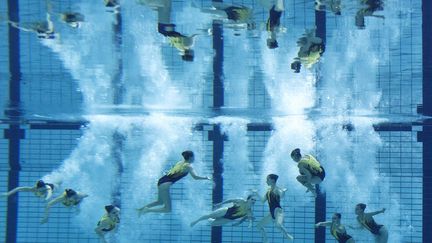 L'&eacute;quipe suisse de natation synchronis&eacute;e aux championnats d'Europe de la discipline &agrave; Eindhoven (Pays-Bas), le 27 mai 2012. (MICHAEL KOOREN / REUTERS)