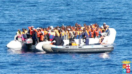 Un canot pneumatique transportant des migrants, sauv&eacute; par la Marine italienne, le 16 f&eacute;vrier 2014, au large de Lampedusa. (ITALIAN NAVY / AFP)