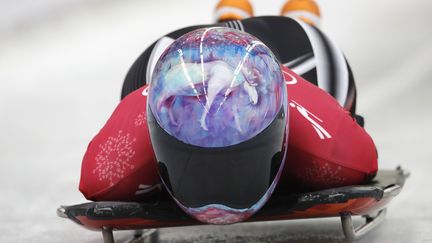 La Canadienne Mirela Rahneva arbore un casque clair et coloré orné d'un renne. (ARND WIEGMANN / REUTERS)