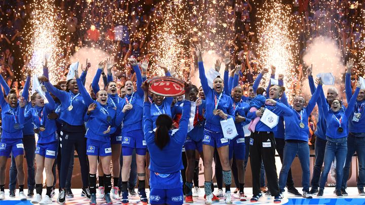 L'équipe de France de handball célèbre son titre européen, décroché à Paris le 16 décembre 2018. (FRANCK FIFE / AFP)