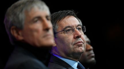 Le président du FC Barcelone, Josep Bartomeu (au deuxième plan), a convoqué un comité de direction extraordinaire ce lundi, notamment pour régler le cas de Quique Setien (au premier plan). (LLUIS GENE / AFP)