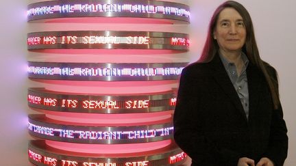 L'artiste américaine&nbsp;Jenny Holzer pose devant l'une de ses œuvres, à la fondation Beyeler, à Riehen (Suisse), le 30 octobre 2009.&nbsp; (ARND WIEGMANN / REUTERS)