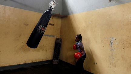 A cause du coronavirus, les enfants du quartier sont venus en plus grand nombre s'entraîner au club. Pour eux, la boxe est essentielle, venir au club, vital.&nbsp; (REUTERS / NJERI MWANGI)