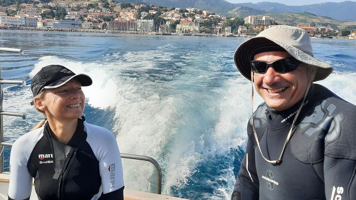 Line Le Gall du muséum national d'histoire naturelle, et Stéphane Hourdez du CNRS dans la réserve de Cerbère Banyuls. (CELIA QUILLERET / RADIO FRANCE)