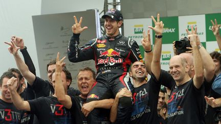 Sebastian Vettel (Red Bull) porté en triomphe après son troisième titre mondial (ORLANDO KISSNER / AFP)