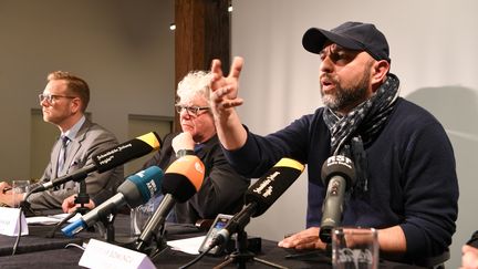 Le directeur de la pièce donne une conférence de presse à Constance (Allemagne), le 17 avril 2018. (FELIX KUSTLE / DPA / AFP)