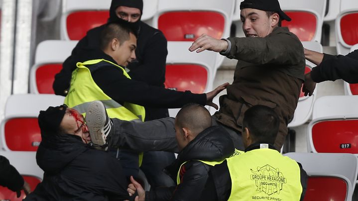 Des supporters se battent dans les tribunes du stade de l'Allianz Arena, &agrave; Nice (Alpes-Maritimes), dimanche 24 novembre 2013 lors de la rencontre Saint-Etienne-Nice. (VALERY HACHE / AFP)