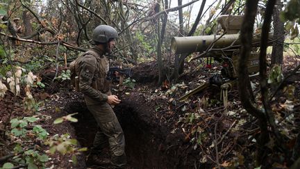 Un soldat ukrainien sur la ligne de front dans la région de Kharkiv, le 1er juillet 2022. (ANATOLII STEPANOV / AFP)