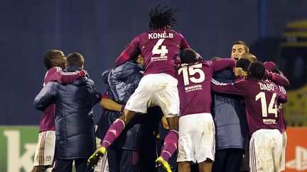 Les joueurs de l'Olympique lyonnais c&eacute;l&egrave;brent leur victoire 7 buts &agrave; 1 contre le Dinamo Zagreb, le 7 d&eacute;cembre 2011 &agrave; Zagreb (Croatie). (HRVOJE POLAN / AFP)