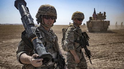 Exercice militaire conjoint entre les forces de la coalition dirigée par les États-Unis contre le groupe État islamique et des membres des Forces démocratiques syriennes au nord-est de la Syrie, le 7 septembre 2022. (DELIL SOULEIMAN / AFP)