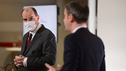 Le Premier ministre Jean Castex et le ministre de la Santé Olivier Véran lors du point presse du jeudi 18 mars 2021. (MARTIN BUREAU / AFP)