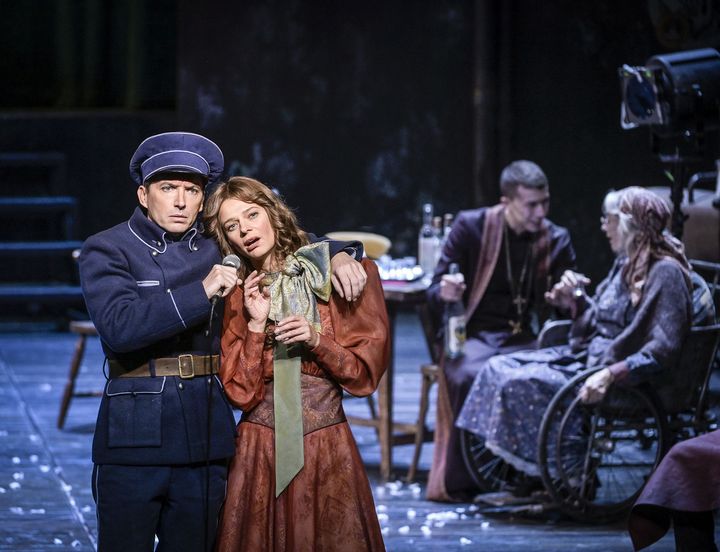 Clément Hervieu-Léger et Anna Cervinka dans "Le Suicidé" de Nicolaï Erdman, à la Comédie-Française, le 24 octobre 2024, à Paris. (VINCENT PONTET / / COMEDIE-FRANCAISE)