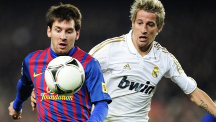 Messi (Barcelone) en duel avec Coentrao (Real) lors du Clasico (JAVIER SORIANO / AFP)