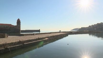 Des températures dignes d'un moi de juillet sont attendues partout en France ce jeudi 30 mars. Le ciel est bleu et le soleil brille, notamment à Collioure, dans les Pyrénées-Orientales. (FRANCE 2)