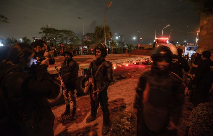 Des membres des forces de sécurité égyptiennes montent la garde après l'attaque contre un bus touristique dans la province de Gizeh, au sud du Caire, le 28 décembre 2018. (MOHAMED EL-SHAHED / AFP)