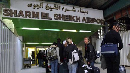 Des touristes attendent aux&nbsp;contrôles de sécurité à l'aéroport de Charm el-Cheikh (Egypte), le 3 janvier 2004. (MAXPPP)