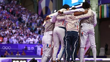 Tourner le dos à la déception et profiter de l'instant présent. Tenants du titre déchus, Enzo Lefort, Maxime Pauty, Maximilien Chastanet et Julien Mertine se consoleront avec le bronze et la fierté d'être devenus ceux qui auront permis à la France de battre son record de médailles sur une édition des Jeux. (FRANCK FIFE / AFP)